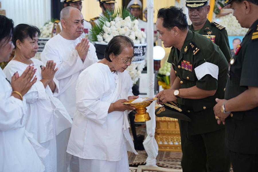 ឧត្តមសេនីយ៍ទោ សន សុផល អញ្ជើញគោរពវិញ្ញាណក្ខន្ធសព ឯកឧត្តម ឧត្តមសេនីយ៍ឯក ច័ន្ទ លំផាត់ - Image 6