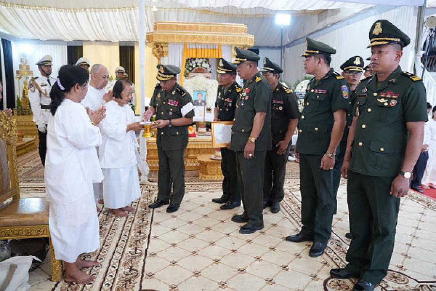 ឧត្តមសេនីយ៍ត្រី នូវ សំអុល អញ្ជើញគោរពវិញ្ញាណក្ខន្ធសព ឯកឧត្តម ឧត្តមសេនីយ៍ឯក ច័ន្ទ លំផាត់ - Image 8