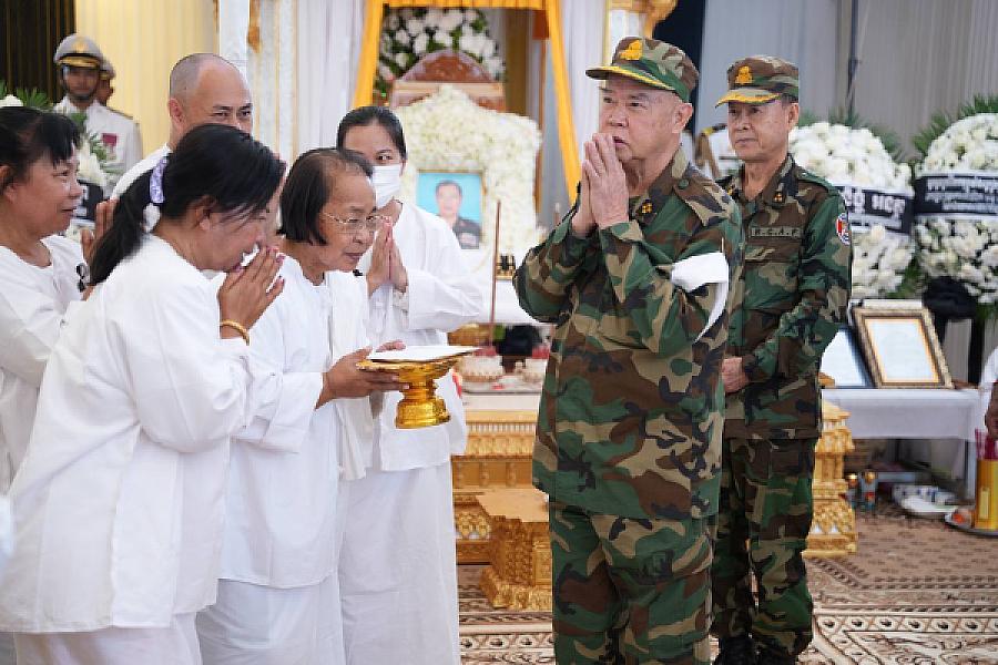 ឯកឧត្តម នាយឧត្តមសេនីយ៍ ម៉ៅ សុផាន់ អញ្ជើញគោរពវិញ្ញាណក្ខន្ធសព ឯកឧត្តម ឧត្តមសេនីយ៍ឯក ច័ន្ទ លំផាត់  - Image 8