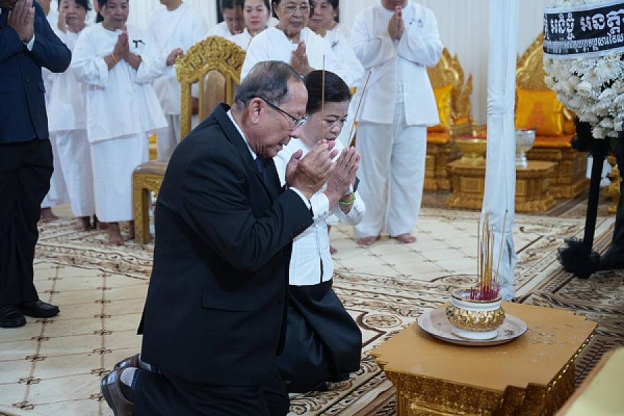 លោកស្រី គង់ លឹមហូ អញ្ជើញគោរពវិញ្ញាណក្ខន្ធសព ឯកឧត្តម ឧត្តមសេនីយ៍ឯក ច័ន្ទ លំផាត់  - Image 2