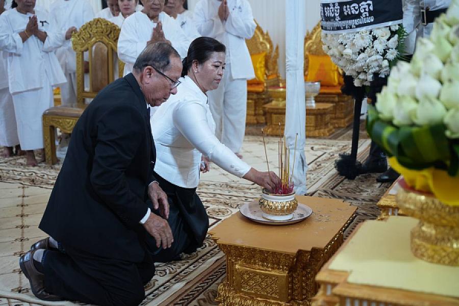លោកស្រី គង់ លឹមហូ អញ្ជើញគោរពវិញ្ញាណក្ខន្ធសព ឯកឧត្តម ឧត្តមសេនីយ៍ឯក ច័ន្ទ លំផាត់  - Image 3