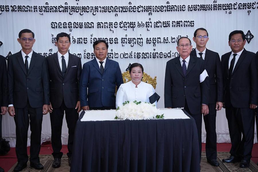 លោកស្រី គង់ លឹមហូ អញ្ជើញគោរពវិញ្ញាណក្ខន្ធសព ឯកឧត្តម ឧត្តមសេនីយ៍ឯក ច័ន្ទ លំផាត់  - Image 7