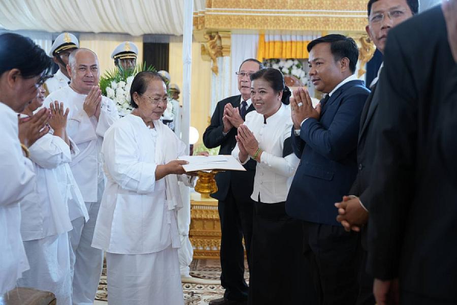 លោកស្រី គង់ លឹមហូ អញ្ជើញគោរពវិញ្ញាណក្ខន្ធសព ឯកឧត្តម ឧត្តមសេនីយ៍ឯក ច័ន្ទ លំផាត់  - Image 9