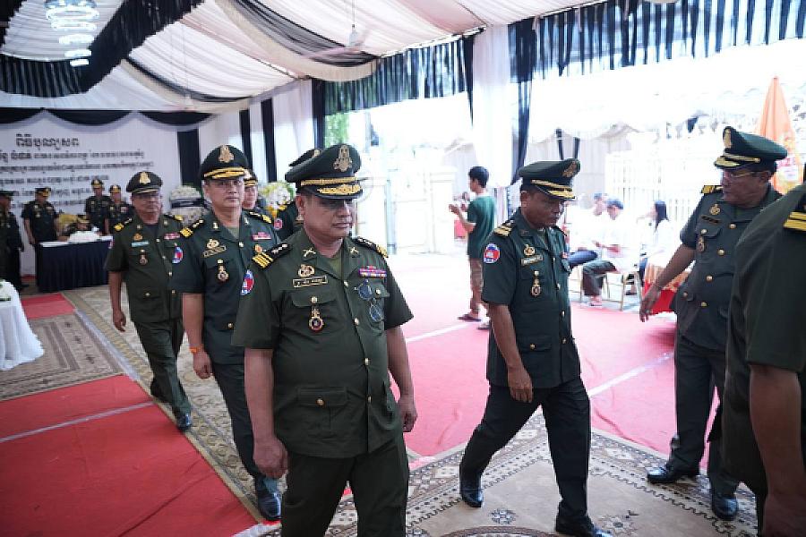 វរសេនីយ៍ឯក ខីវ ប៉ុល អញ្ជើញគោរពវិញ្ញាណក្ខន្ធសព ឯកឧត្តម ឧត្តមសេនីយ៍ឯក ច័ន្ទ លំផាត់ - Image 2