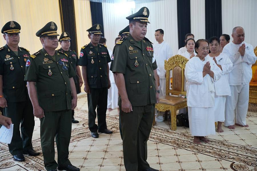 វរសេនីយ៍ឯក ខីវ ប៉ុល អញ្ជើញគោរពវិញ្ញាណក្ខន្ធសព ឯកឧត្តម ឧត្តមសេនីយ៍ឯក ច័ន្ទ លំផាត់ - Image 3