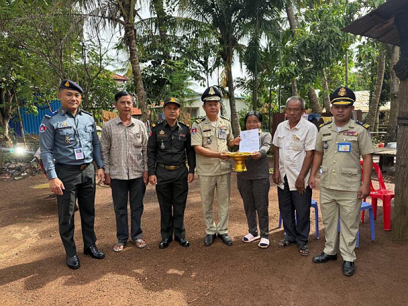 Tbong Khmum Provincial S.A.C. brings relief funds to the family of a deceased veteran