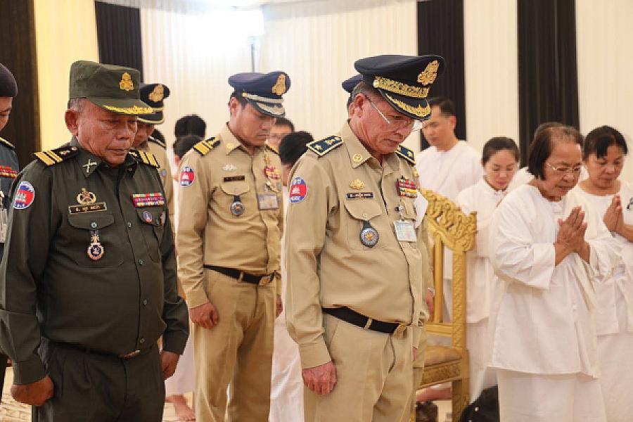 Brigadier General Soeun Sen invites to pay respects to the late Lieutenant General Chan Lumphat