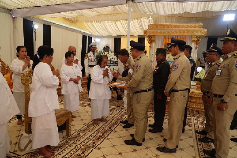 ឧត្តមសេនីយ៍ត្រី សឿន សេន អញ្ជើញគោរពវិញ្ញាណក្ខន្ធសព ឯកឧត្តម ឧត្តមសេនីយ៍ឯក ច័ន្ទ លំផាត់ - Image 3