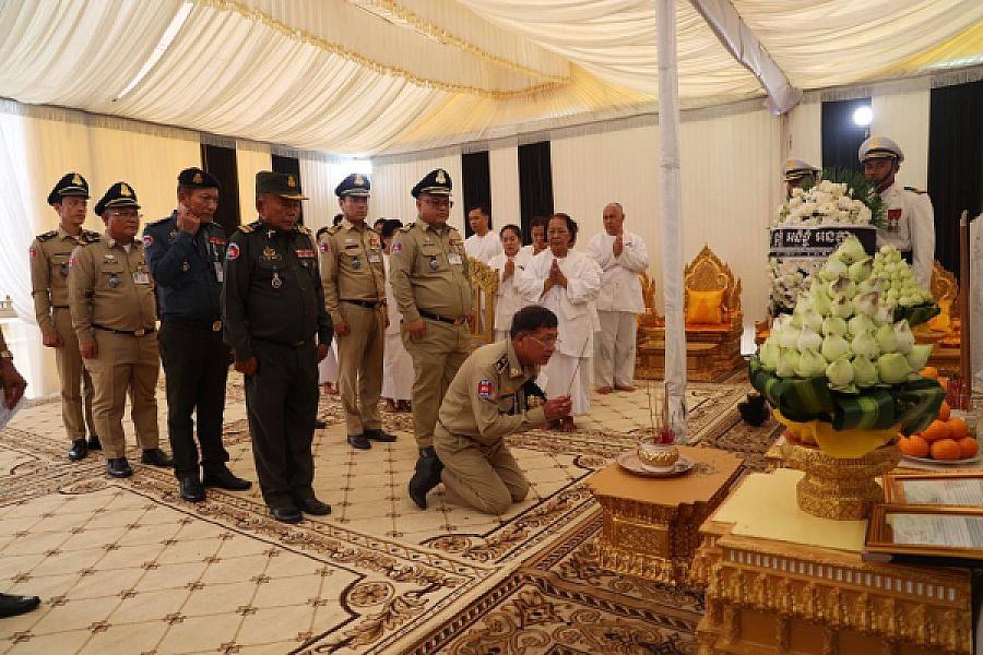 ឧត្តមសេនីយ៍ត្រី សឿន សេន អញ្ជើញគោរពវិញ្ញាណក្ខន្ធសព ឯកឧត្តម ឧត្តមសេនីយ៍ឯក ច័ន្ទ លំផាត់ - Image 4
