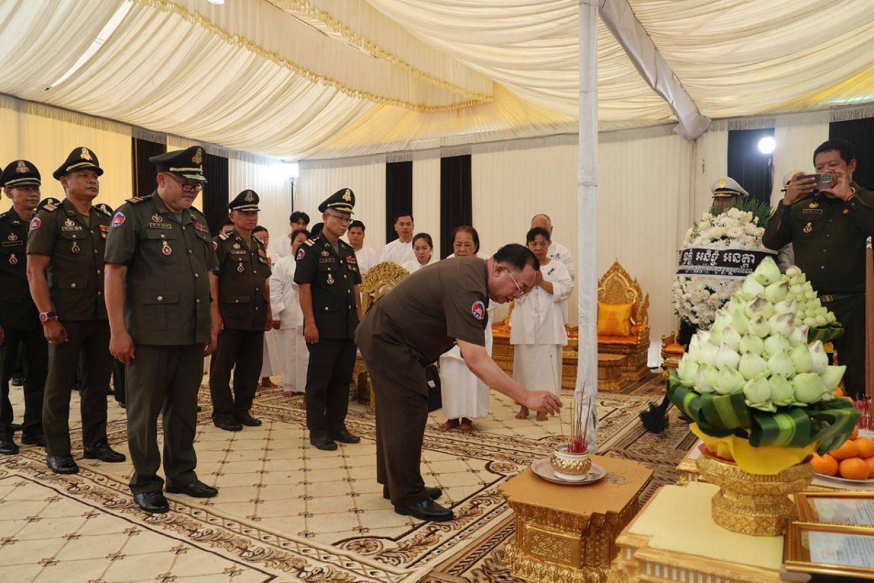 ឧត្តមសេនីយ៍ទោ ក្រូច ណារិទ្ធ អញ្ជើញគោរពវិញ្ញាណក្ខន្ធសព ឯកឧត្តម ឧត្តមសេនីយ៍ឯក ច័ន្ទ លំផាត់