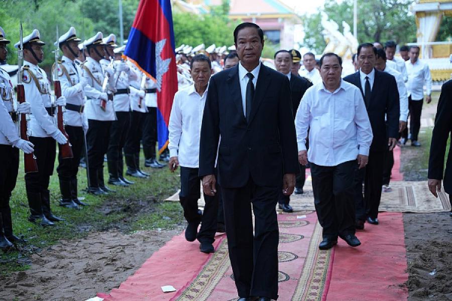 ឯកឧត្តម នាយឧត្តមសេនីយ៍កិត្តិសង្គហបណ្ឌិត គន់ គីម បានអញ្ជើញជាអធិបតីក្នុងពិធីបញ្ចុះសព ឯកឧត្តម ឧត្តមសេនីយ៍ឯក ច័ន្ទ លំផាត់ - Image 4