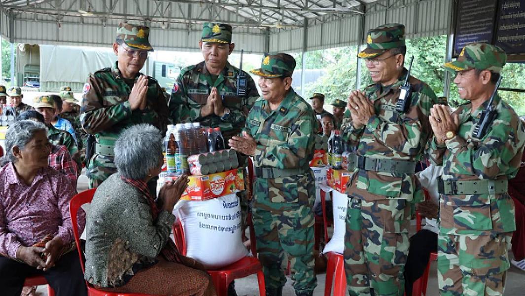 ចាស់ជរា អតីតយុទ្ធជន និងគ្រួសារកងទ័ព៣០គ្រួសារក្នុងខេត្តកំពង់ធំ ទទួលបានអំណោយមនុស្សធម៌ពីសម្ដេចធិបតី - Image 6