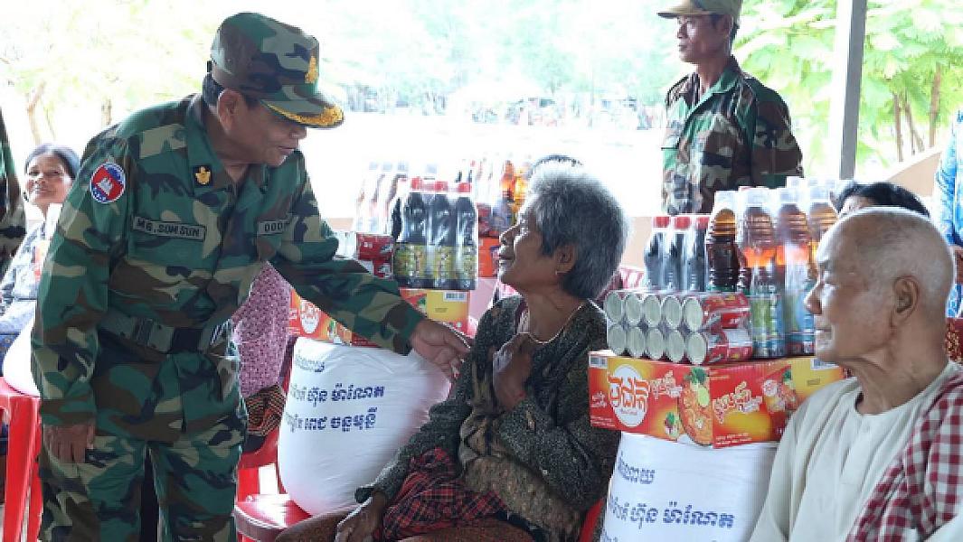 ចាស់ជរា អតីតយុទ្ធជន និងគ្រួសារកងទ័ព៣០គ្រួសារក្នុងខេត្តកំពង់ធំ ទទួលបានអំណោយមនុស្សធម៌ពីសម្ដេចធិបតី - Image 8