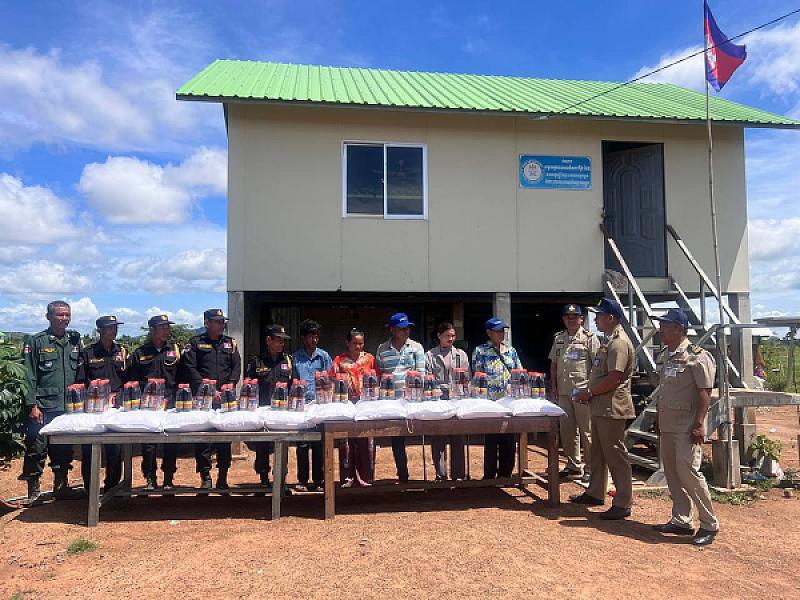 Battambang Provincial Veterans Association brings gifts and money to 5 families of veterans