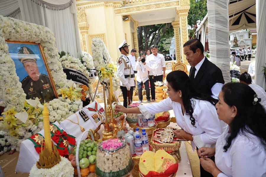 ឯកឧត្តមកិត្តិសង្គហបណ្ឌិត គន់ គីម អញ្ជើញជាអធិបតីរៀបចំបញ្ចុះសព នាយឧត្តមសេនីយ៍ ហេង បូរិន្ទ - Image 7