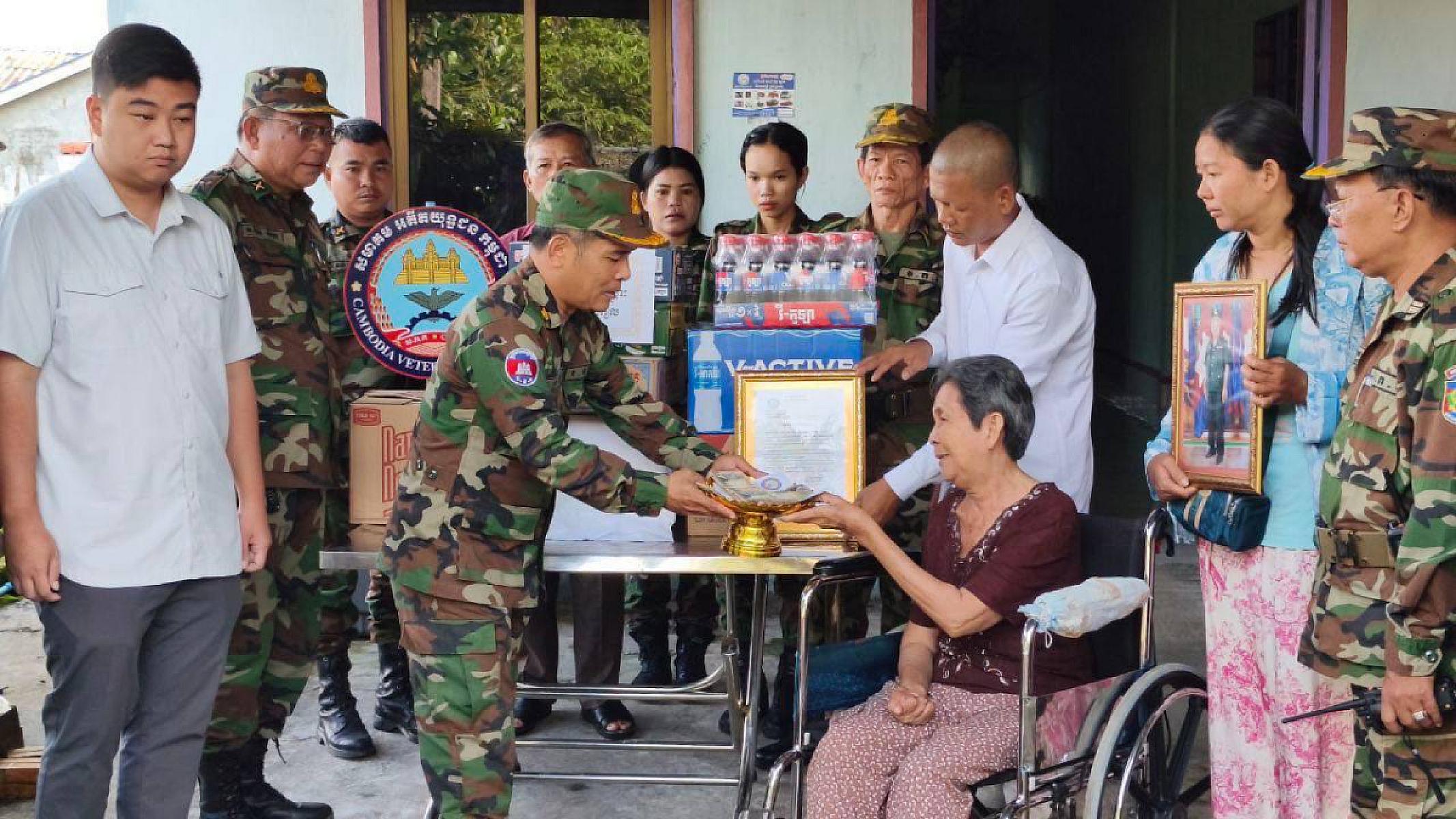 ស.អ.ក ខេត្តកោះកុង នាំយកថវិកាបេឡាមរណសង្គ្រោះជូនគ្រួសារសពអតីតយុទ្ធជនមួយគ្រួសារ