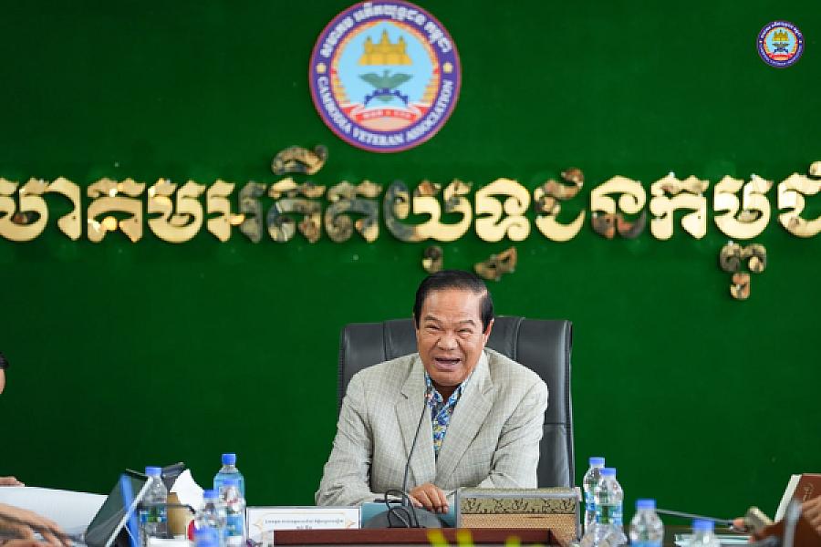 His Excellency Dr. Kun Kim led the meeting to discuss and listen to suggestions on amending the statutes of the Cambodian Veterans Association and preparing for an extraordinary general assembly of representatives of veterans associations nationwide.