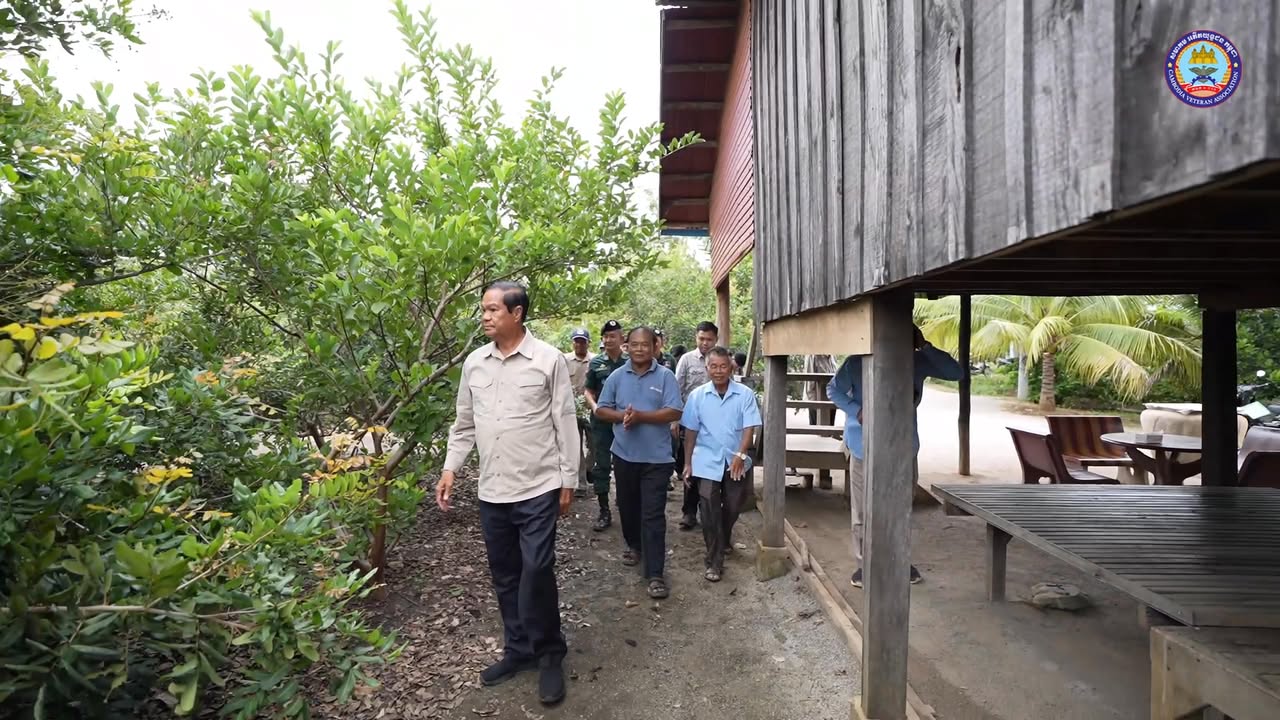  ឯកឧត្តមកិត្តិសង្គហបណ្ឌិត គន់ គីម ចុះពិនិត្យការរស់នៅ និងសួរសុខទុក្ខអតីតយុទ្ធជននៅមជ្ឈមណ្ឌលតេជោសន្តិភាពការ៉េពីរ ខេត្តបន្ទាយមានជ័យ