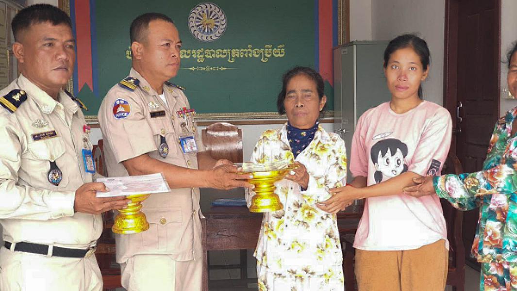 ស.អ.ក  ស្រុកអន្លង់វែង នាំយកថវិកាបេឡាមរណសង្រ្គោះជូនគ្រួសារសពអតីតយុទ្ធជនមួយគ្រួសារ - Image 6