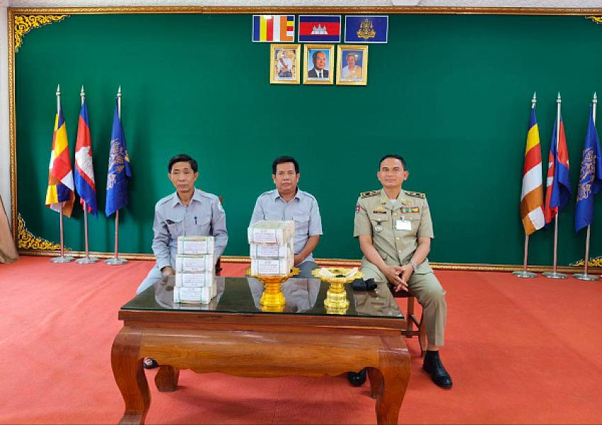 Brigadier General Pov Thavuth, Deputy Commissioner and Permanent Member of the Provincial Police Commission, representing Brigadier General Danh Engbunchan, Commissioner of the Provincial Police Commission, to the families of a total of 49 veterans