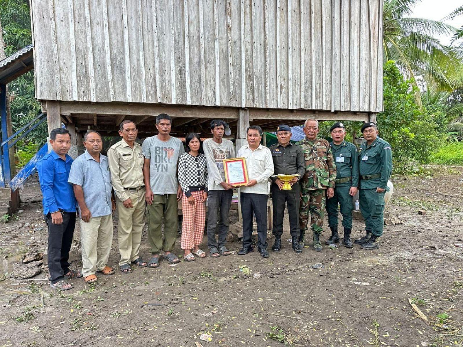 អ.ន.ក ខេត្តបាត់ដំបង នាំយកថវិកាបេឡាមរណសង្គ្រោះជូនគ្រួសារអតីតយុទ្ធជនចំនួន ២គ្រួសារ
