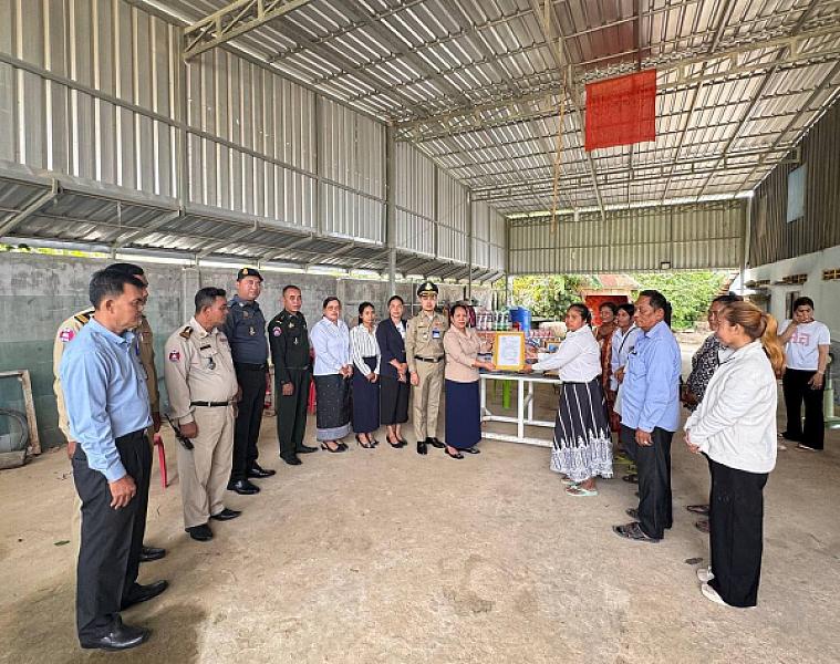 Mrs. Long Navi, Deputy Governor, representative of the Governor of the District Governor's Committee and Honorary President of the Ponhea Leu District S.E.C., presented a relief fund of 4 million riels to the family of the deceased, named Kar Lon.