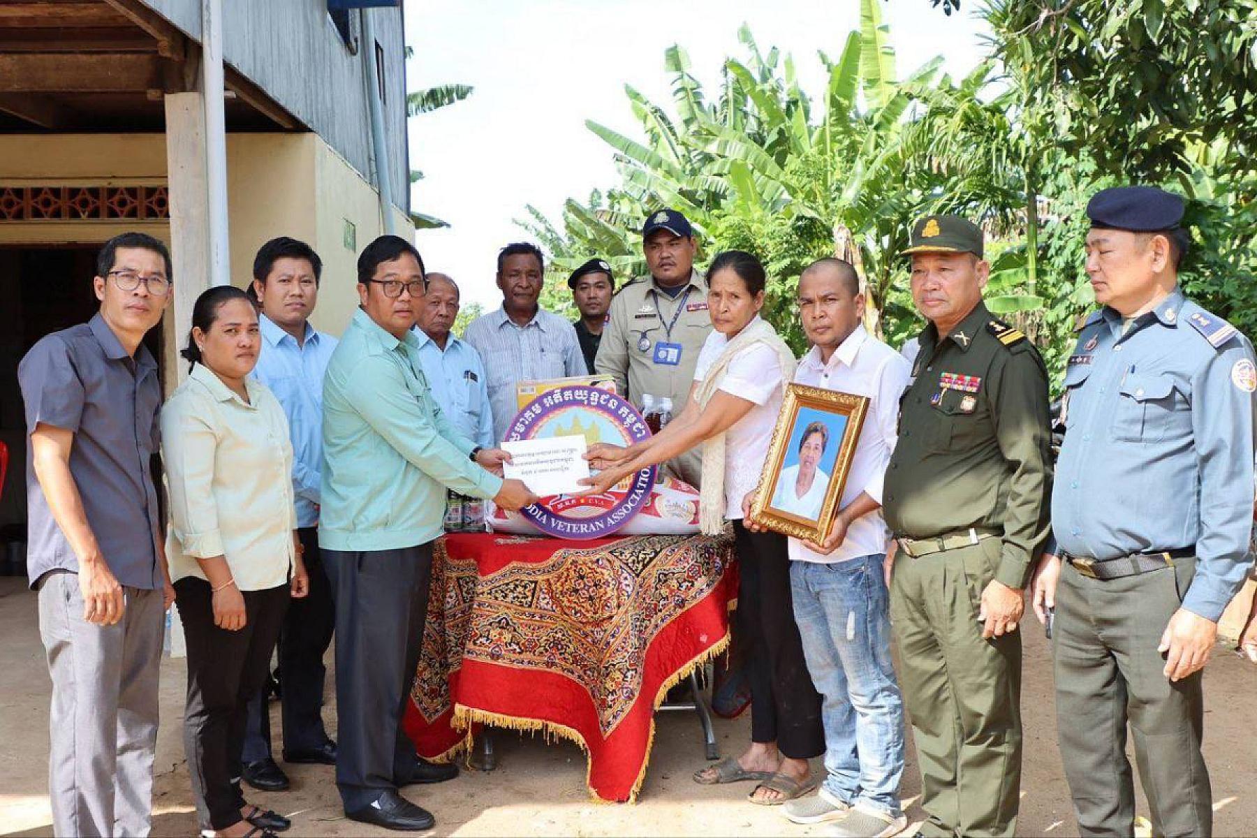 អ.ន.ក ស្រុកមុខកំពូល នាំយកថវិកាបេឡាមរណសង្គ្រោះជូនគ្រួសារសពពលីមួយគ្រួសារ