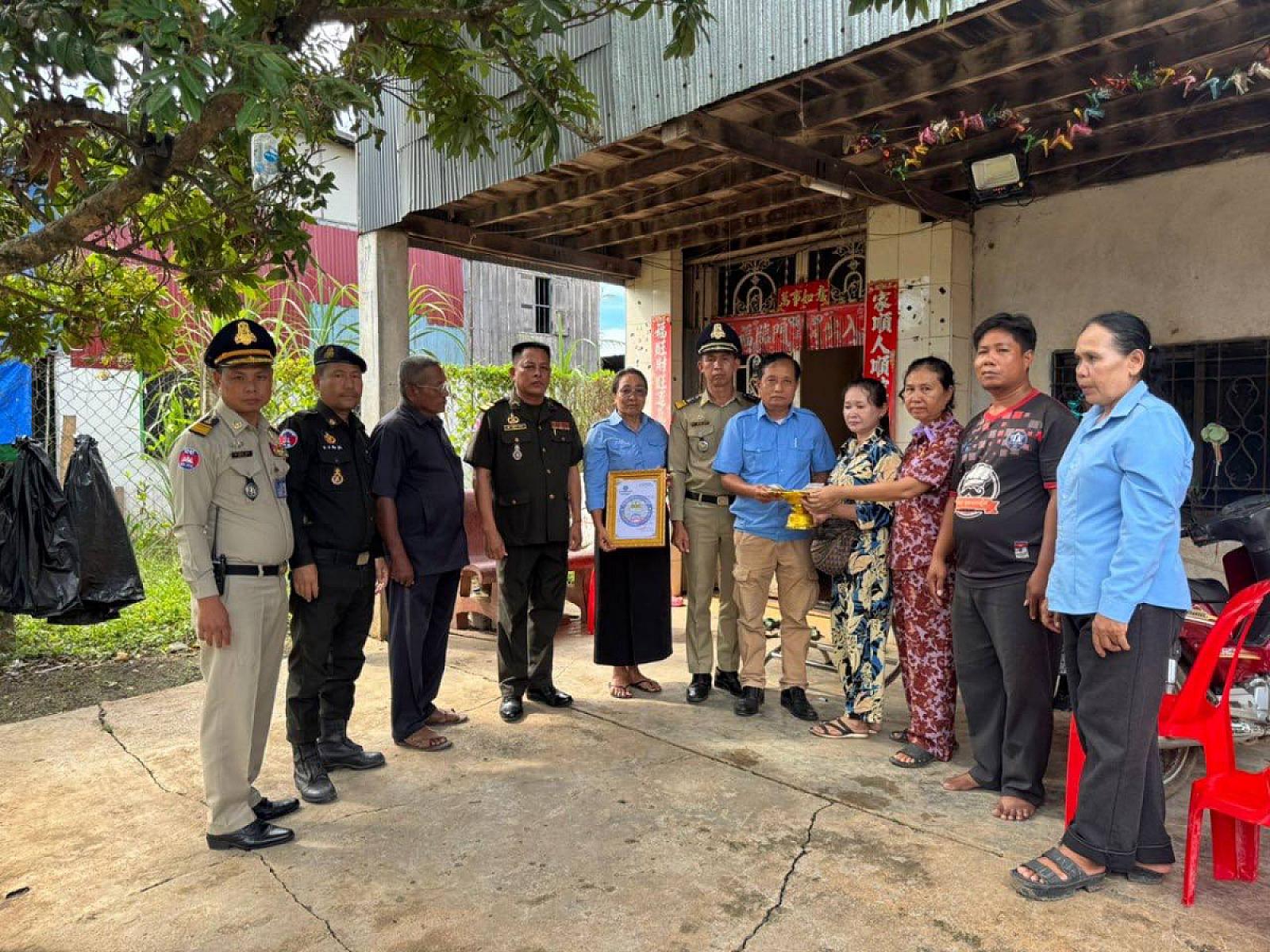 អ.ន.ក ស្រុកថ្មគោល នាំយកថវិកាបេឡាមរណសង្គ្រោះជូនគ្រួសារសពអតីតយុទ្ធជនមួយគ្រួសារ