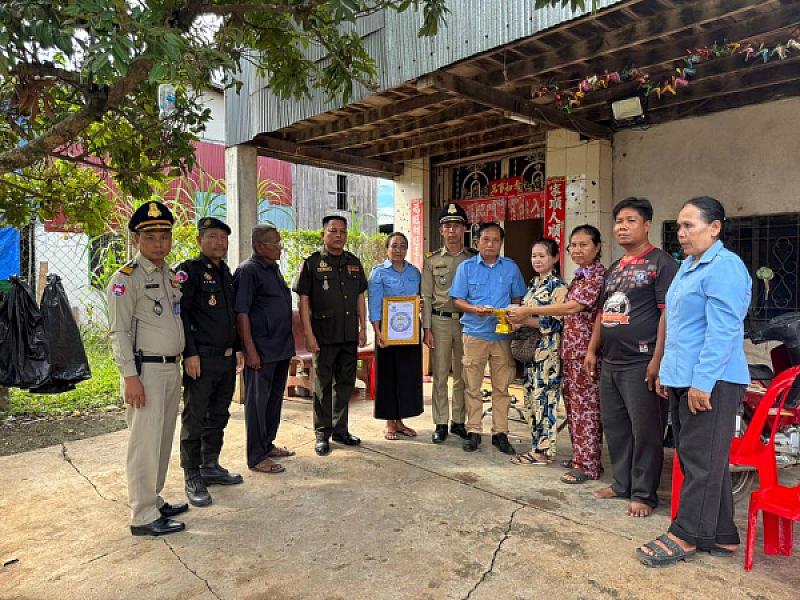 CVP Thma Kol District brings relief funds to the family of a deceased veteran