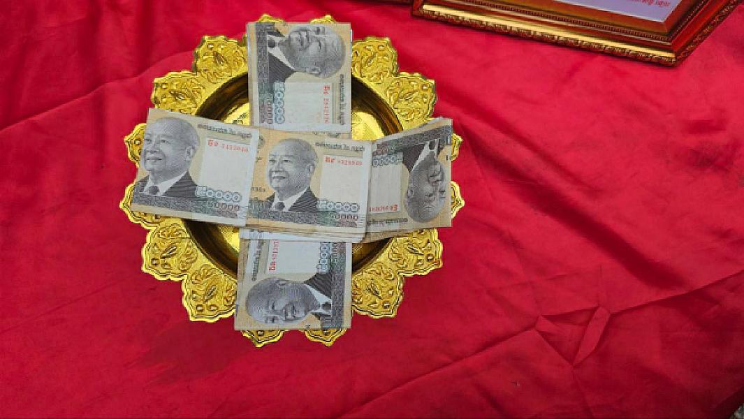 Ms. Tuan Sokunthea, Deputy Director of the District Police Office, represented by Major General Sit Loh, brought a sum of 4,000,000 riels to the family of the deceased named Phan Sor.