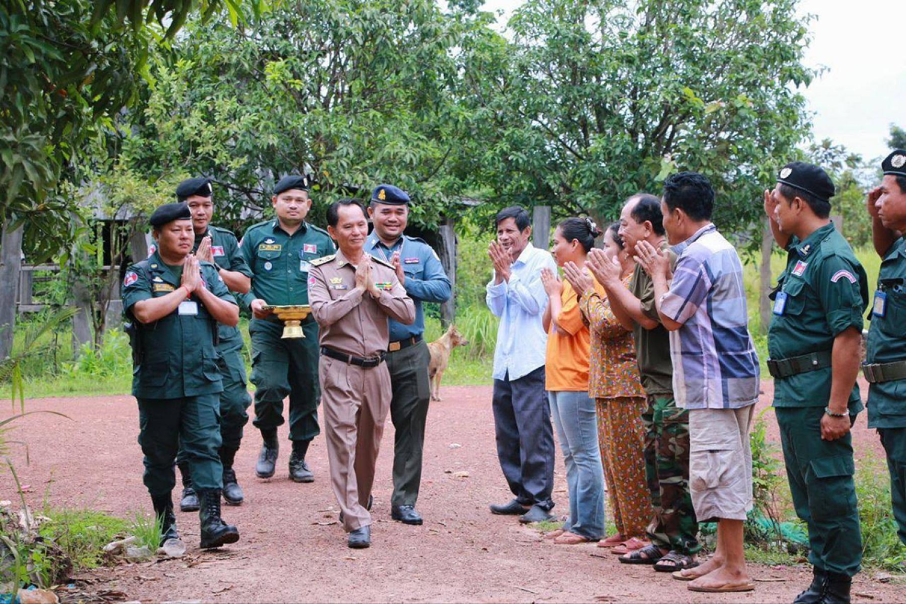 អ.ន.ក ស្រុកត្រពាំងប្រាសាទ នាំយកថវិកាបេឡាមរណសង្គ្រោះជូនគ្រួសារសពអតីតយុទ្ធជនចំនួន ២គ្រួសារ