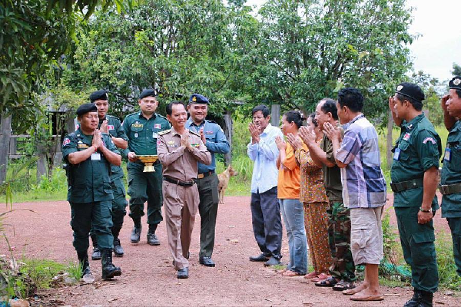 CVP Trapeang Prasat District brings relief funds to the families of 2 deceased veterans