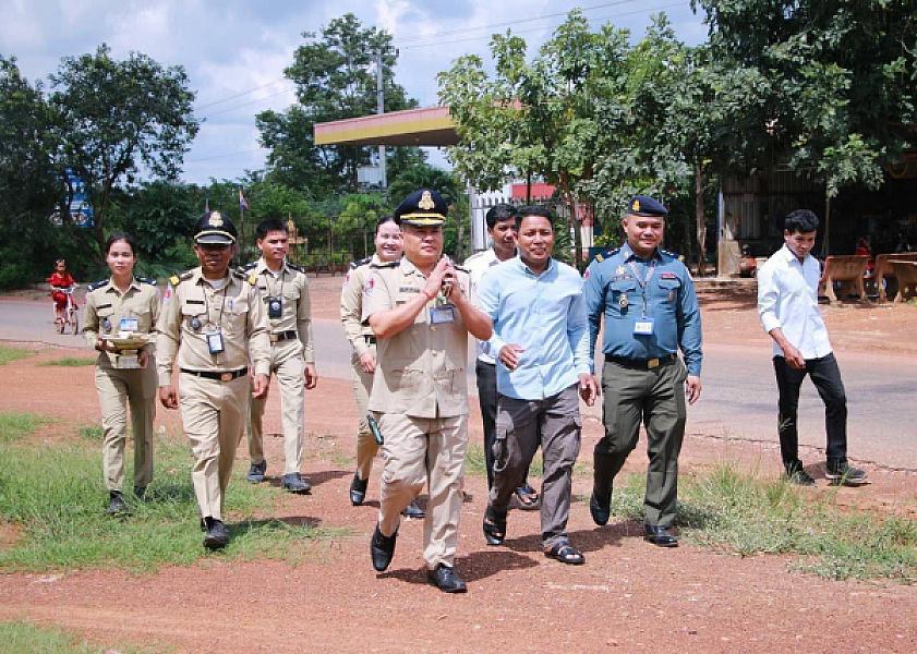 CVP Trapaing Prasat District brings relief funds to the family of a deceased veteran