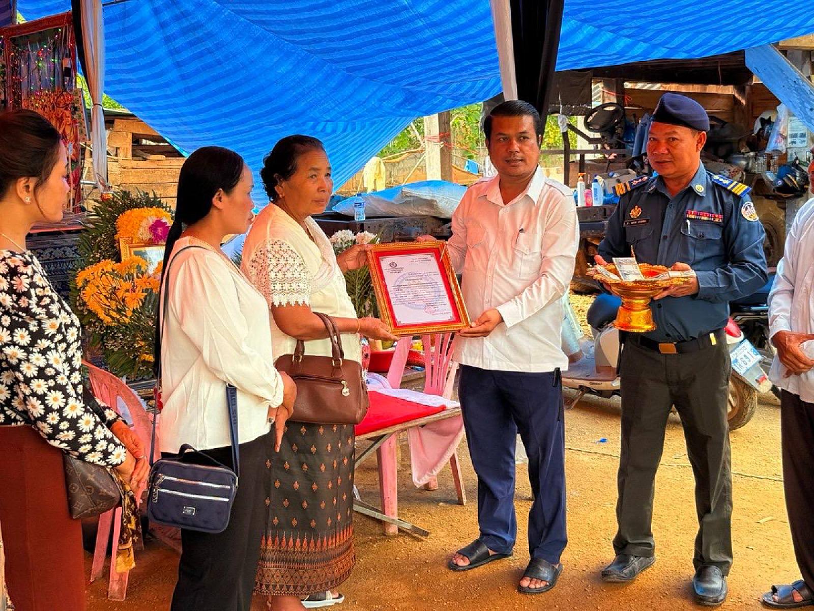 អ.ន.ក ស្រុកភ្នំព្រឹក នាំយកថវិកាបេឡាមរណសង្គ្រោះជូនគ្រួសារសពអតីតយុទ្ធជនចំនួន ២គ្រួសារ