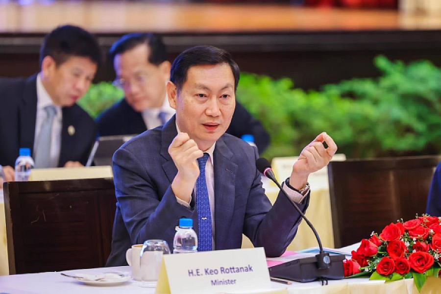 His Excellency Keo Ratanak donated funds to support the construction of 4 houses for veterans and retirees.