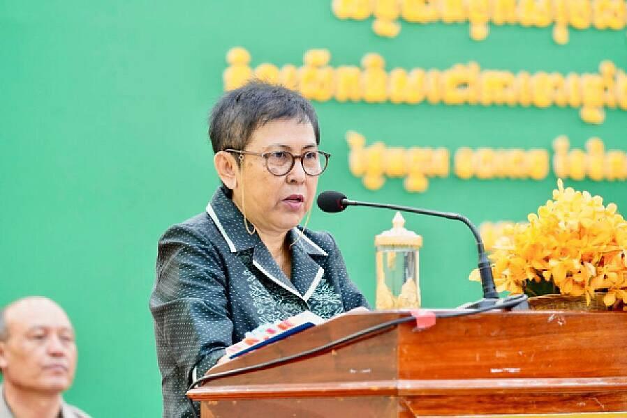 Professor Phoeung Sakona donated funds to support the construction of one house for veterans and retirees.