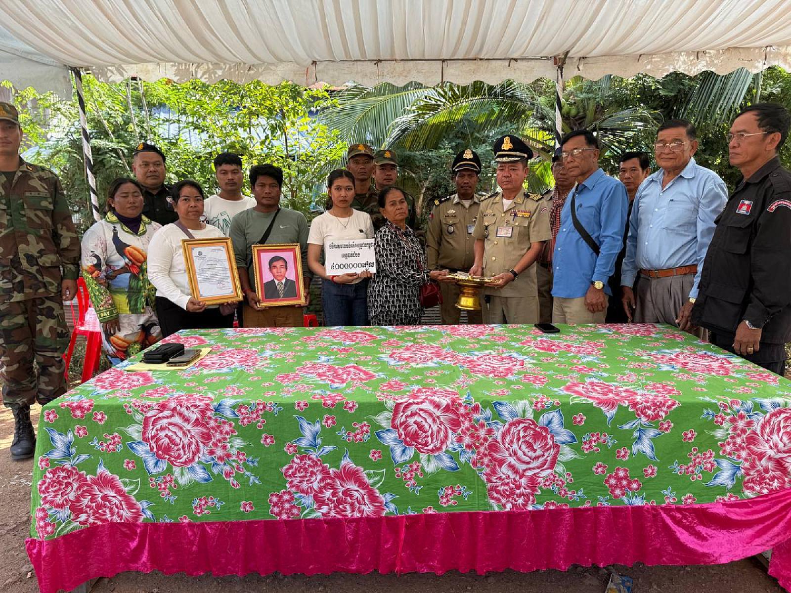 អ.ន.ក ស្រុកកំរៀង នាំយកថវិកាបេឡាមរណសង្គ្រោះជូនគ្រួសារសពអតីតយុទ្ធជនមួយគ្រួសារ