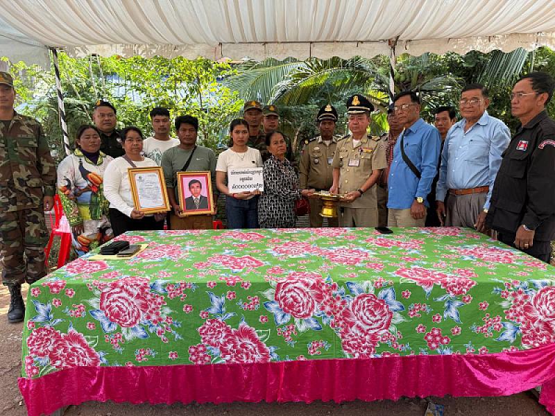 Kamrieng District CVP brings relief funds to the family of a deceased veteran