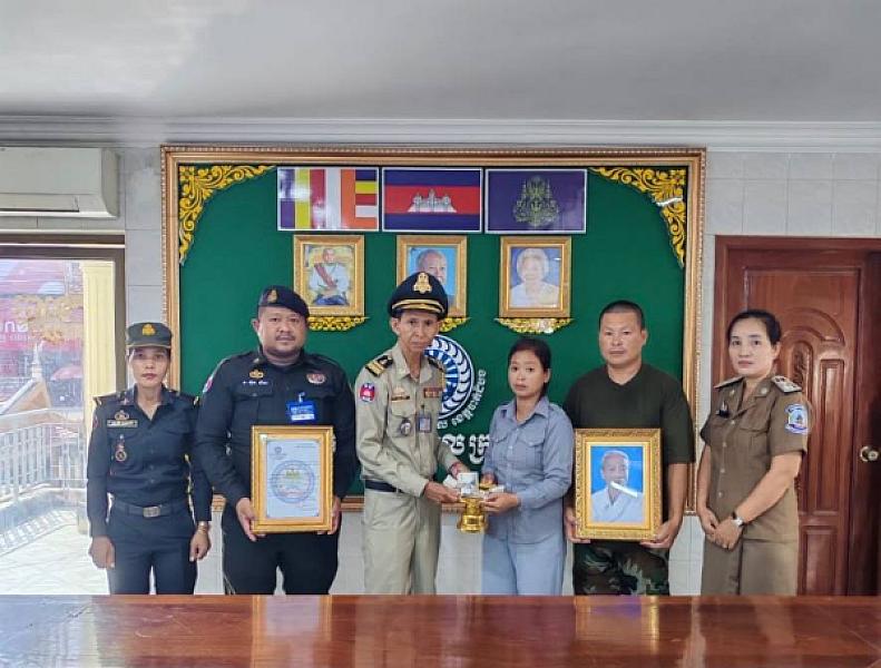 Battambang City CVP brings relief funds to the family of a deceased veteran