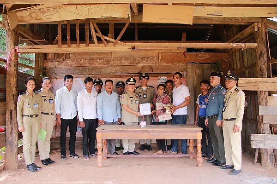 CVP Trapaing Prasat District brings relief fund to the family of a deceased veteran