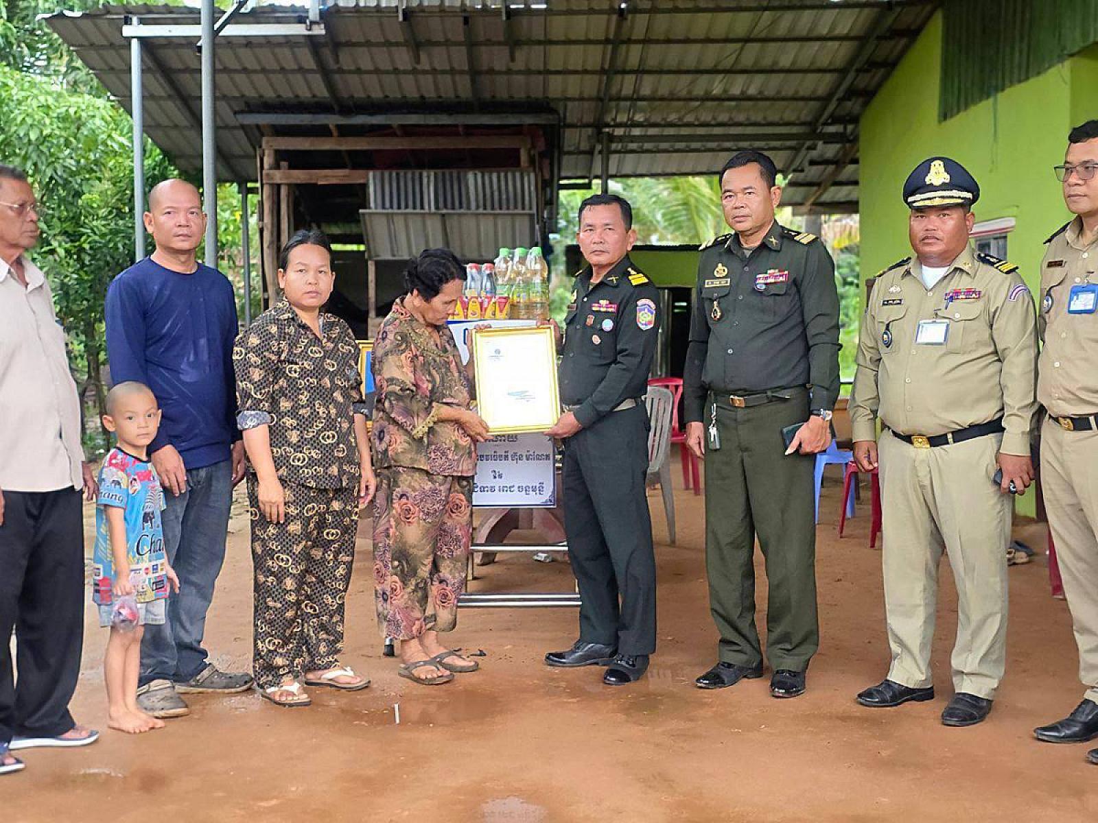 អ.ន.ក ខេត្ត​ព្រះសីហនុ នាំយកថវិកាបេឡាមរណសង្គ្រោះជូនគ្រួសារសពអតីតយុទ្ធជនមួយគ្រួសារ