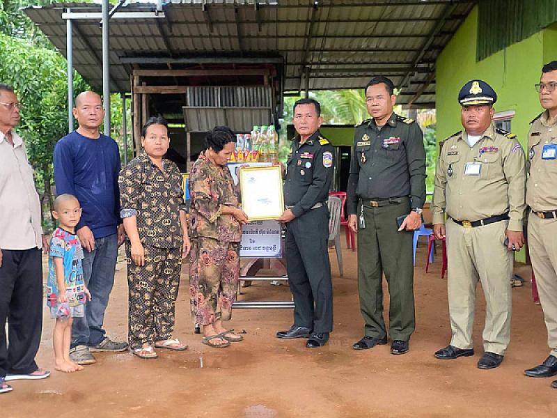CVP Preah Sihanouk Province brings relief funds to the family of a deceased veteran