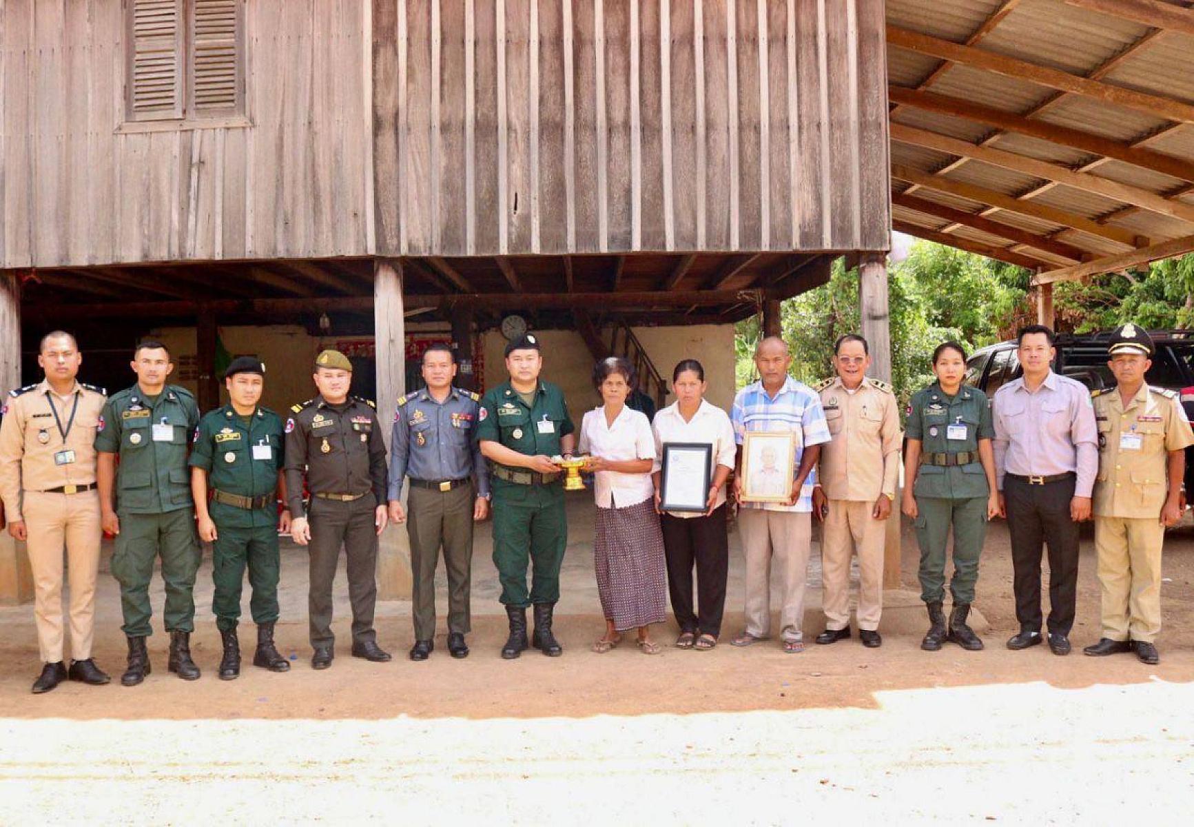 អ.ន.ក ខេត្តប៉ៃលិន នាំយកថវិកាបេឡាមរណសង្គ្រោះជូនគ្រួសារសពអតីតយុទ្ធជនមួយគ្រួសារ