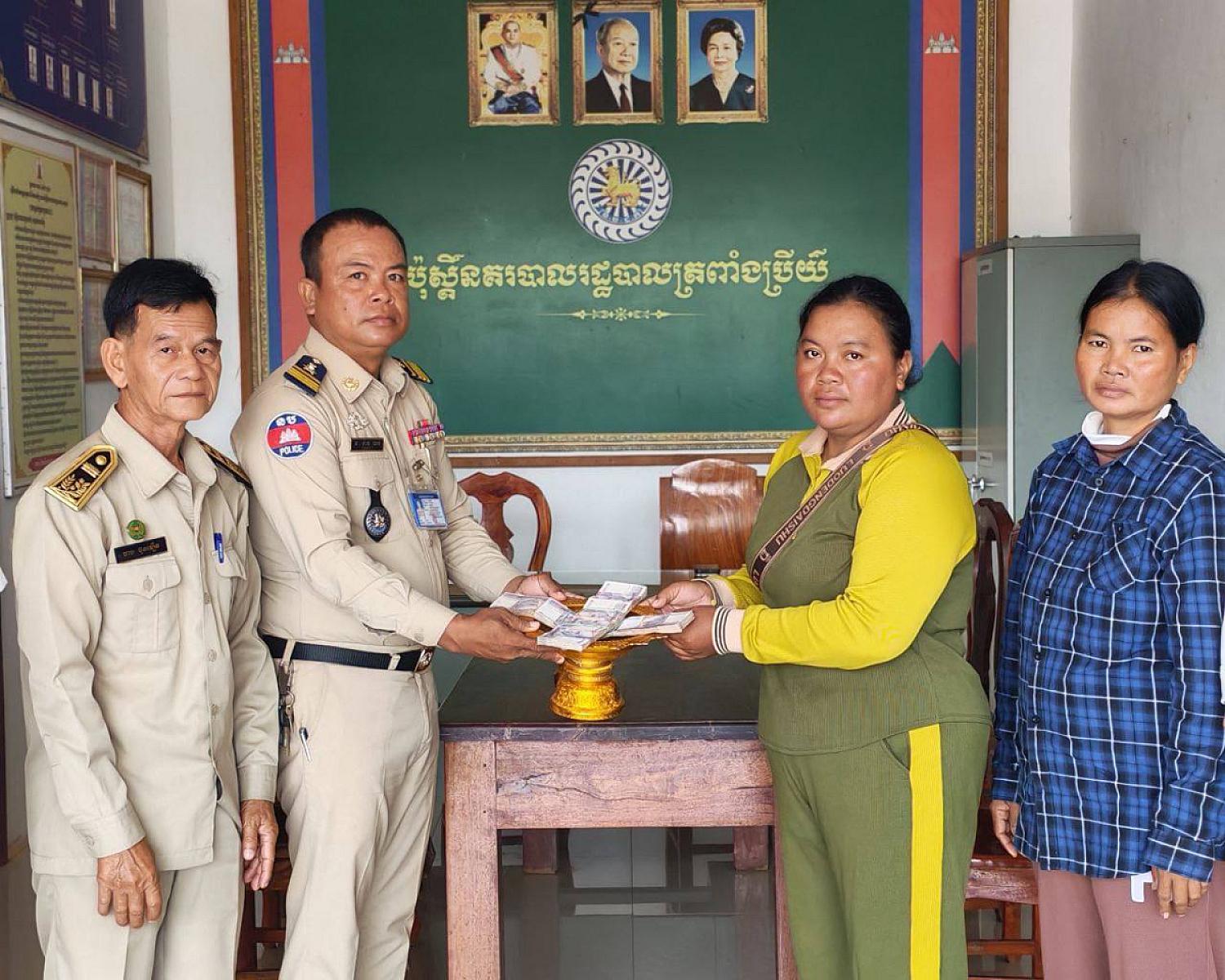 អ.ន.ក ខេត្តឧត្តរមានជ័យ ប្រគល់ថវិកាបេឡាមរណសង្គ្រោះជូនគ្រួសារសពនិវត្តជន២រូបទទួលមរណភាពដោយរោគាពាធ