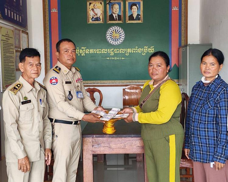 CVP Oddar Meanchey Province donates relief funds to families of 2 retirees who died of illness