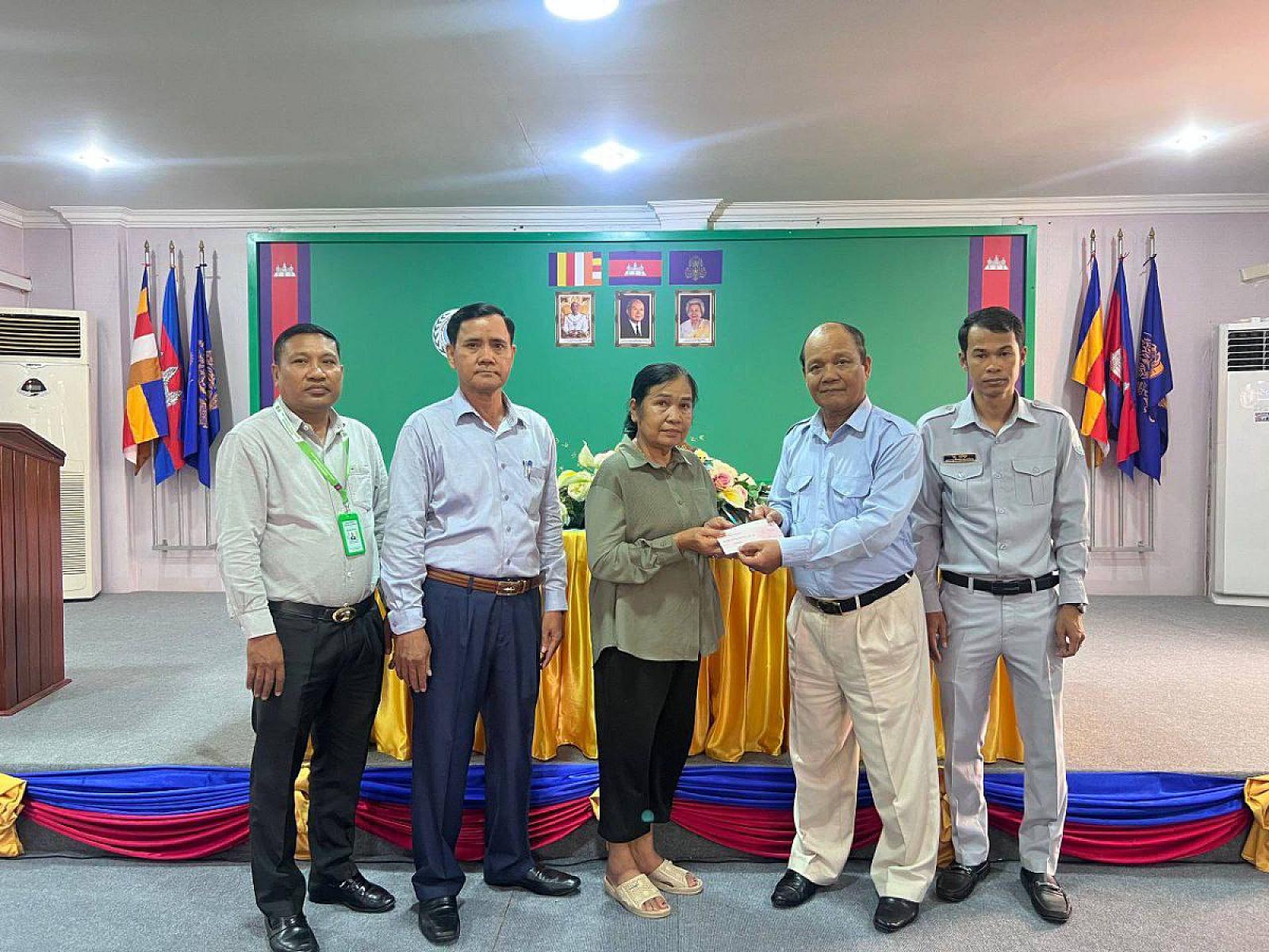 គ្រួសារសពអតីតយុទ្ធជន និងនិវត្តជន ១៨គ្រួសារនៅភ្នំពេញ ទទួលបានប្រាក់ធានារ៉ាប់រងសង្គម និងប្រាក់ឧបត្ថម្ភមួយលើកដំបូង