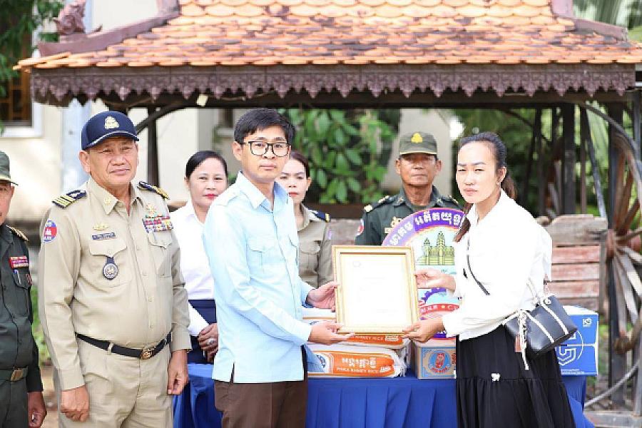 Khsach Kandal District CVP brings relief funds to the family of a deceased person