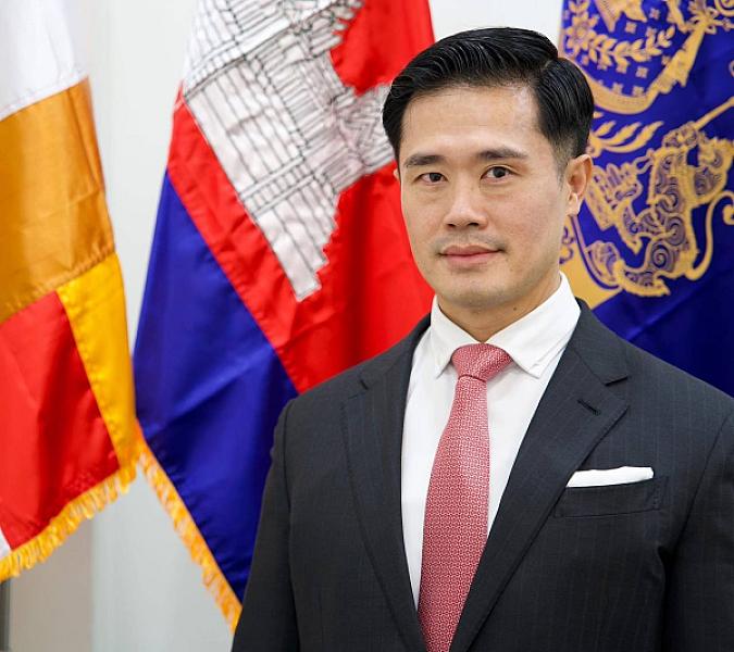 His Excellency Phara Mongkol donated funds to support the construction of one house for veterans and retirees