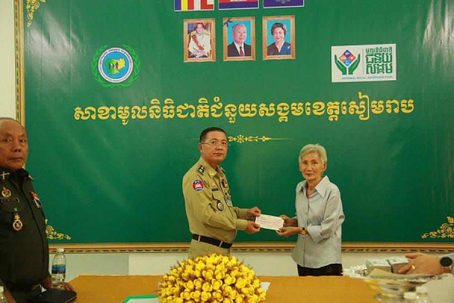 គ្រួសារសពអតីតយុទ្ធជន ១២គ្រួសារ នៅខេត្តសៀមរាប ទទួលបានប្រាក់ធានារ៉ាប់រងសង្គមមួយលើកដំបូង - Image 3