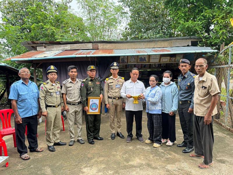 CVP Thma Kol District bring relief funds to the family of a deceased veteran